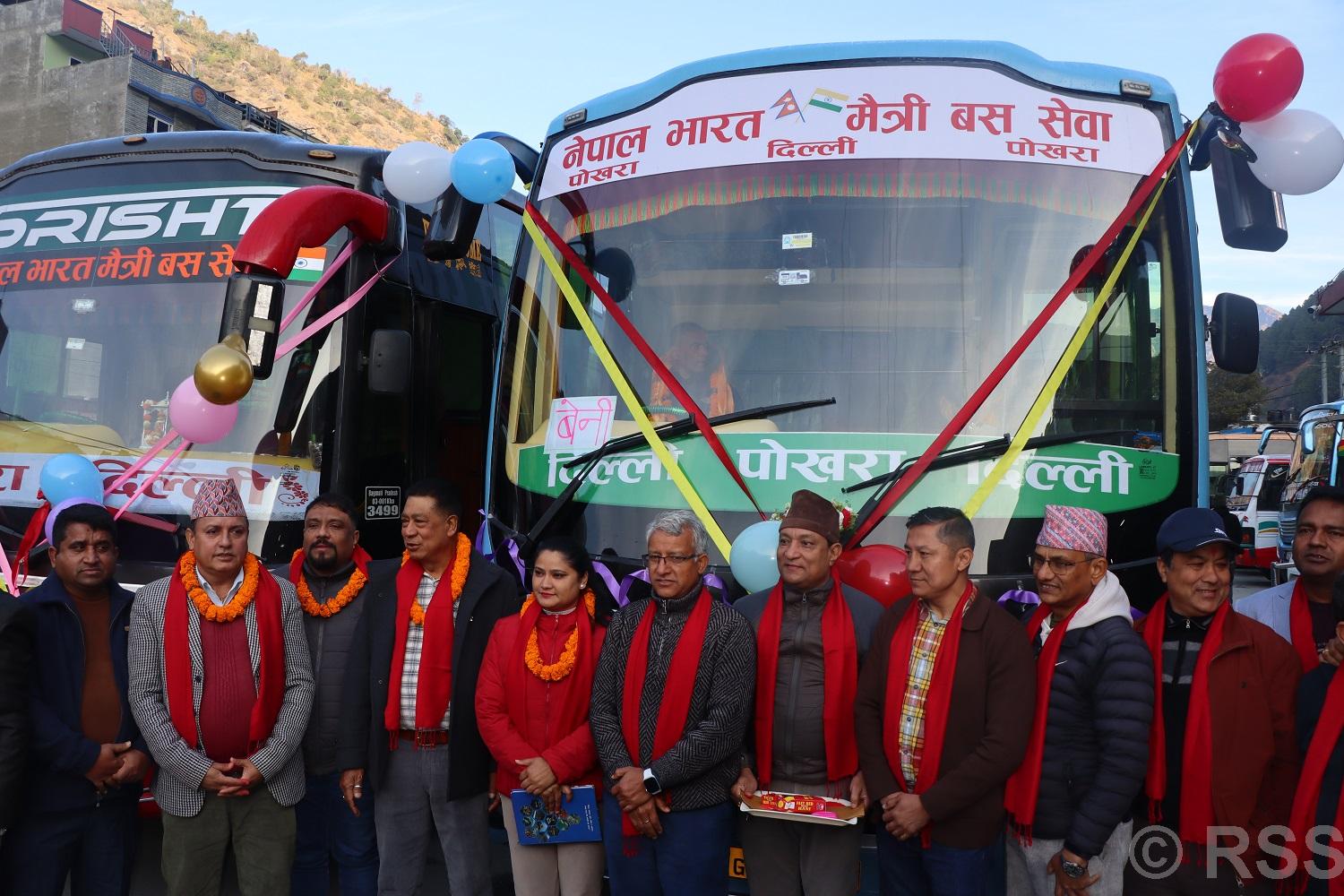 अब बेनीदेखि दिल्लीसम्म बसमा सरर