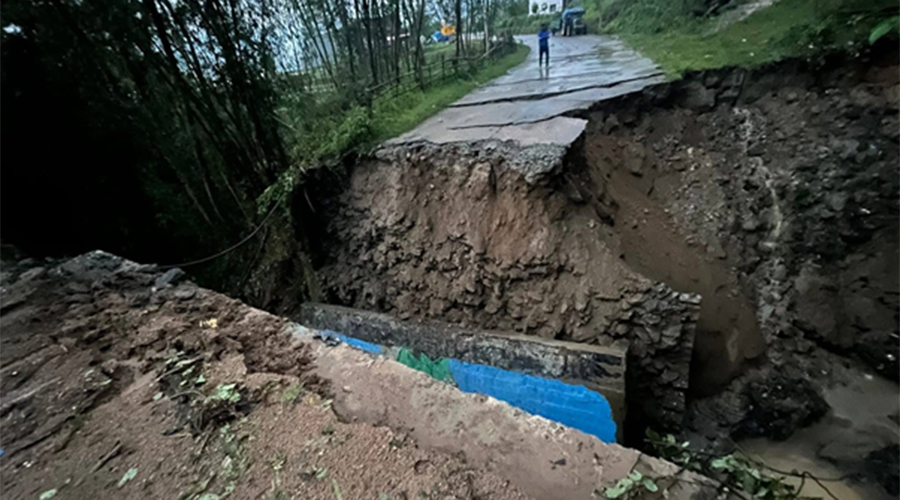 पुल बगाउँदा भोजपुर–चखेवा सडक बन्द