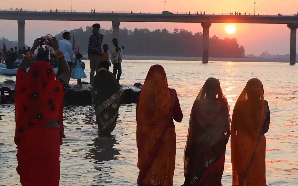 छठको मुख्य दिन आज, अस्ताउँदो सूर्यलाई विधिपूर्वक अर्घ दिइँदै