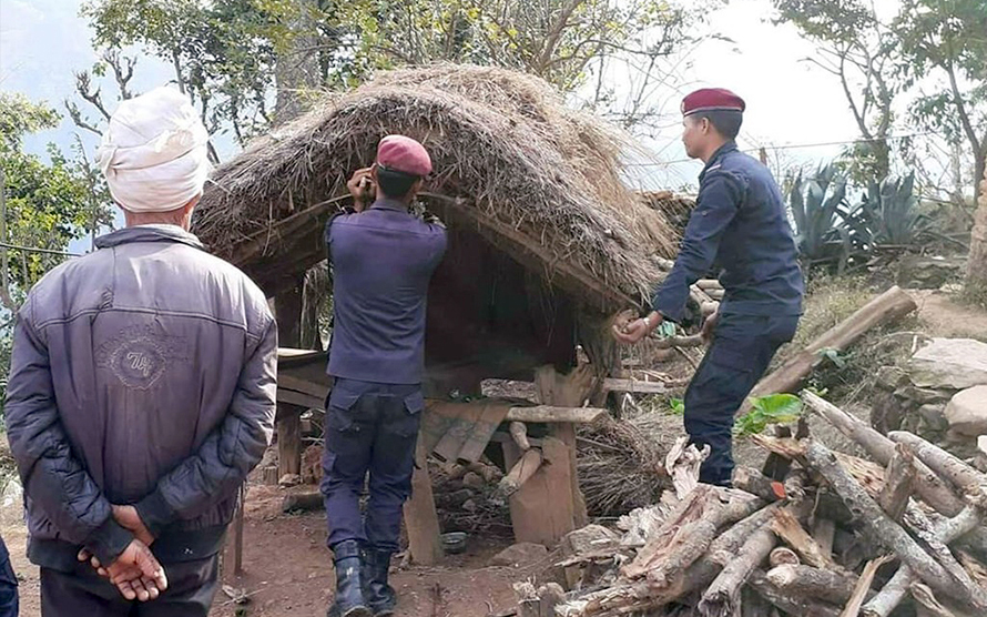 छाउगोठ प्रथा : जस्तापाताको गोठमा बस्छन् महिनावारी भएका महिला