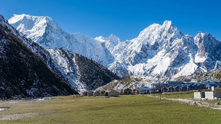 चुम उपत्यका पुगेका पर्यटक अलपत्र