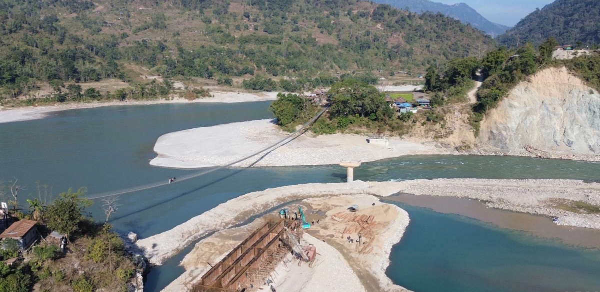 सुनकोसी धाप्लाङघाटमा निर्माणाधीन पुलले गति लियो