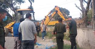 सडक अतिक्रमण गरी बनाइएका टहरा हटाउन सुरु