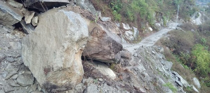 बाढीले डाइभर्सन बगाउँदा पूर्वपश्चिम राजमार्ग अवरुद्ध