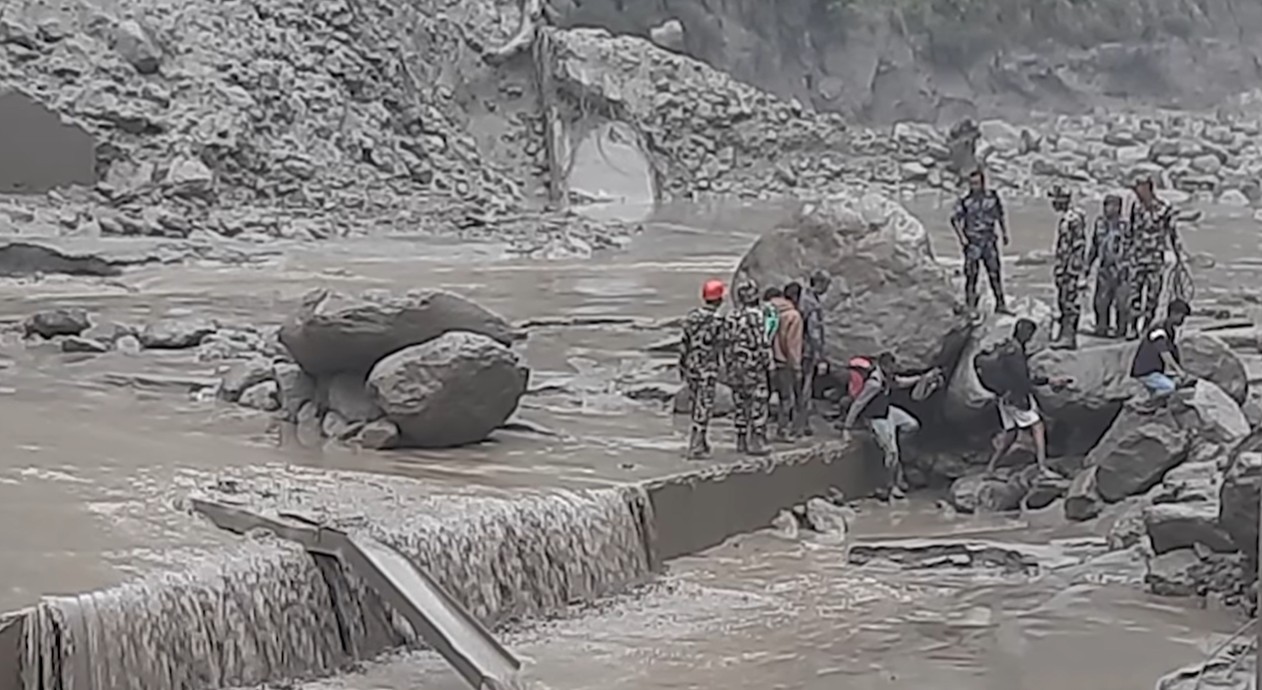 रसुवा बाढीबाट मृत्यु हुने ११ पुगे, ८६२ जनाको उद्धार