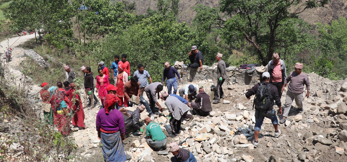 पर्यटकीयस्थल घोडेपानी जोड्ने सडक श्रमदानबाट मर्मत