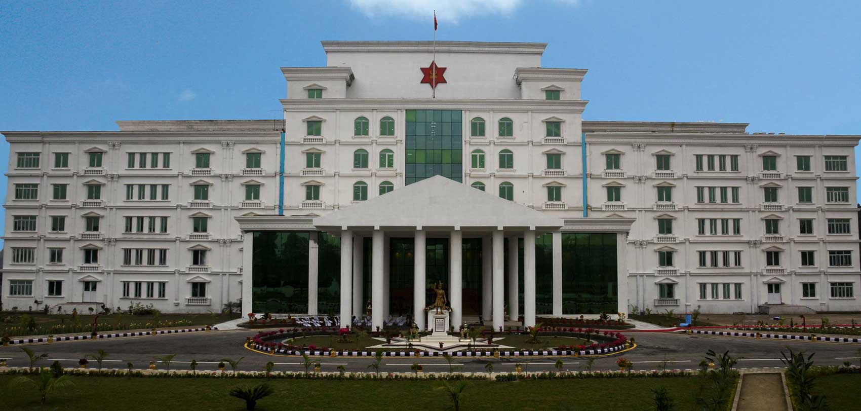 प्रधानसेनापतिद्वारा राष्ट्रनिर्माताको सालिकमा पुष्पहार अर्पण