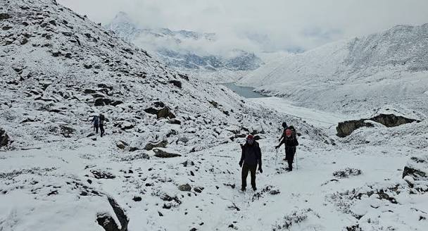 खुम्बु क्षेत्रमा हिमपात, सात विदेशी पर्यटकको उद्धार