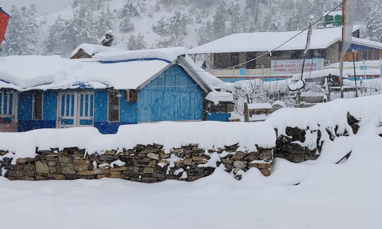 मनाङका मतदान केन्द्र हिउँले सेताम्मे