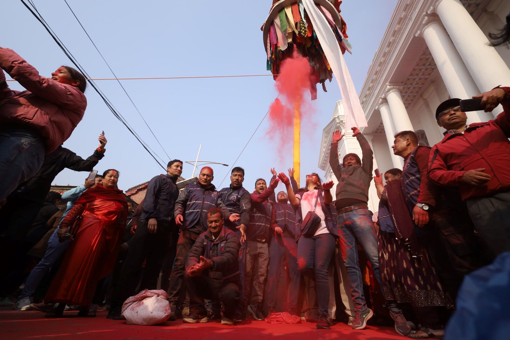 वसन्तपुरमा चीर ठड्याइएसँगै फागुको रौनक सुरु