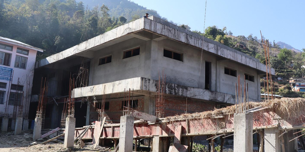 धवलागिरी अस्पताल भवन : तीन पटक म्याद थप्दा पनि अझै काम अधुरै