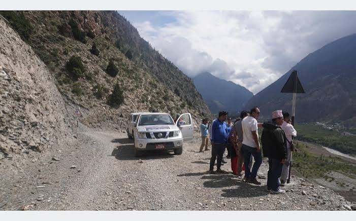 पूर्वाधारमन्त्री लम्साल कोरला सडकको निरीक्षणमा