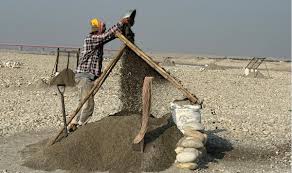 बगरमा बालुवा छानेर जीविका चलाउदै दम्पती