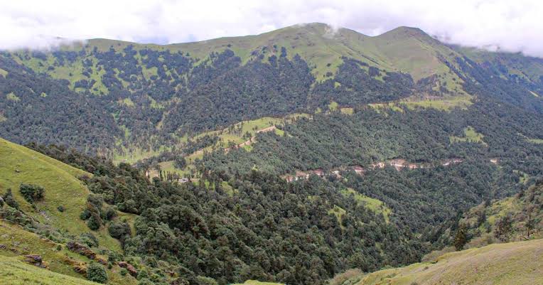 गर्मी छल्न पर्यटक रिग क्षेत्रमा