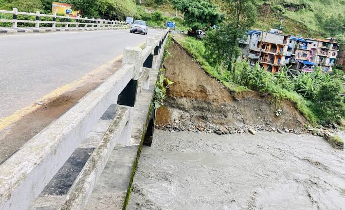 मुस्ताङको टुकुचेमा कालीगण्डकीले कटान गरेपछि गाउँ पहिरोको जोखिममा
