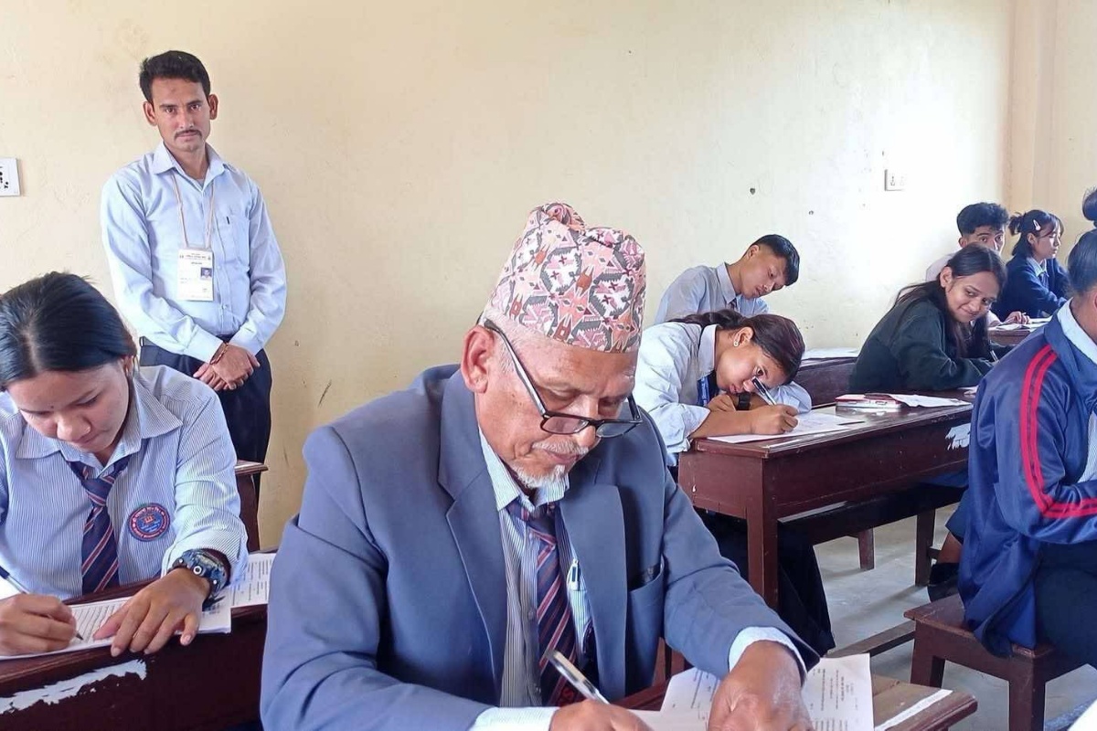 कक्षा १२ को परीक्षा दिँदै ६८ वर्षीय लालबहादुर