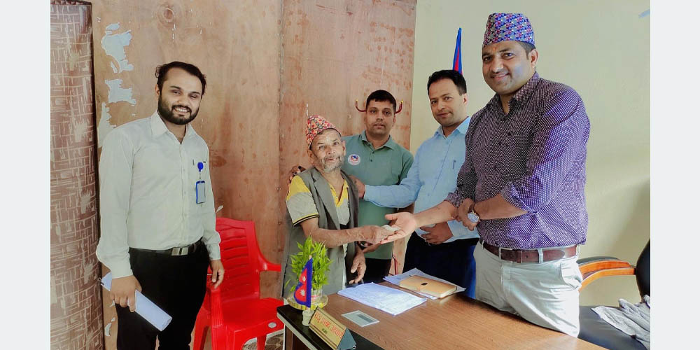 स्थानीय जातका गाई र हलगोरू पाल्ने कृषकलाई अनुदान वितरण