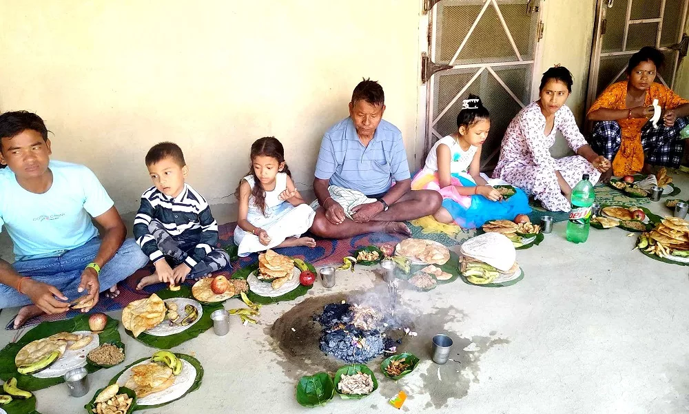 थारू समुदायमा अट्वारी पर्वको रौनकता : पूर्वमुख्यमन्त्रीदेखि जनप्रतिनिधिसम्म रोटी बनाउन व्यस्त