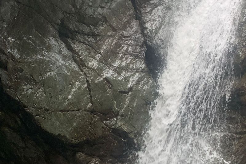 संरक्षणको पर्खाइमा कोलुङ्ग झरना