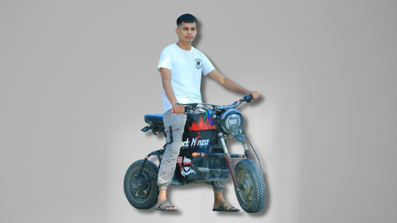 विद्यार्थी जोशीले बनाए रिमोटबाट चल्ने विद्युतीय मोटरसाइकल