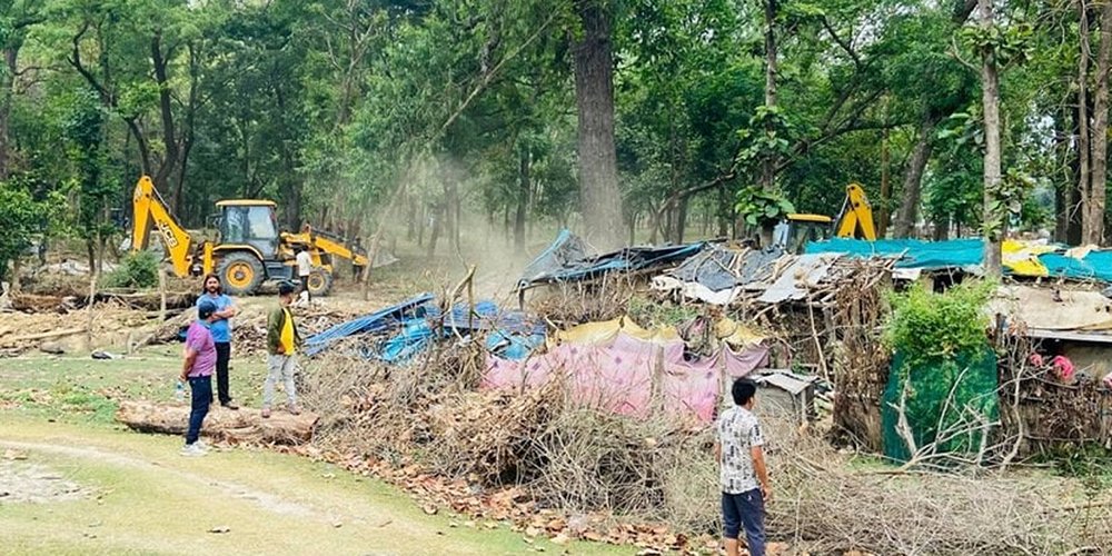 कैलालीमा वन अतिक्रमण हटाइयो, ४७ संरचना भत्काइए