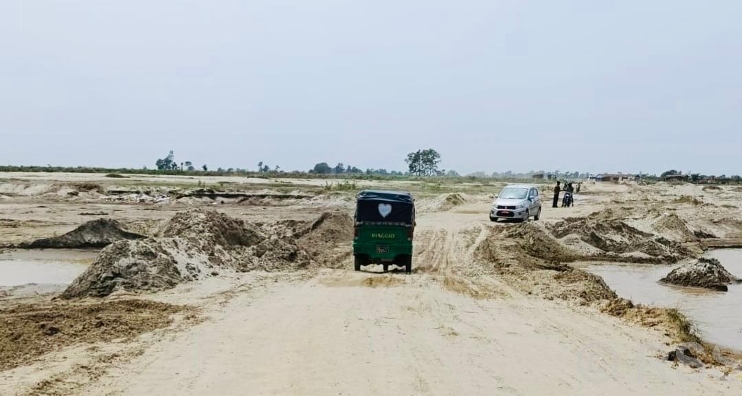 कमला नदीको अस्थायी बाँध बाढीले बगाउँदा आवतजावतमा समस्या