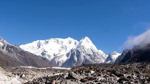 कञ्चनजङ्घा हिमाल हेर्न माईजोगमाईमा पर्यटक