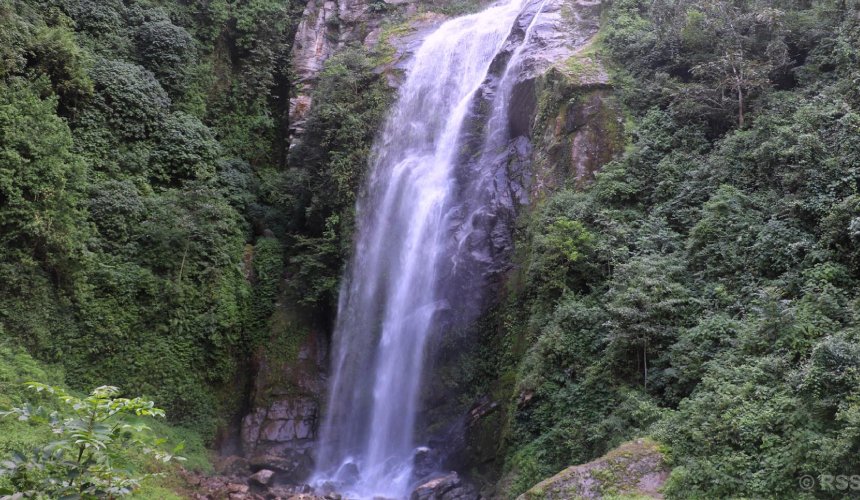 मह भिर झरनाः पर्यटकको मन रमाउने जलधारा