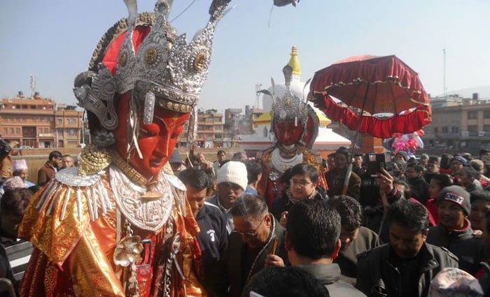 भक्तपुरमा सम्यक महादान पर्वको रौनक: दुई हजार भिक्षुलाई दान गरिँदै