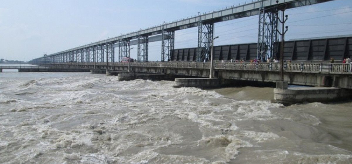 महाकालीमा पानीको बहाब बढ्यो, चारपाङ्ग्रे सवारीसाधन आवतजावतमा रोक