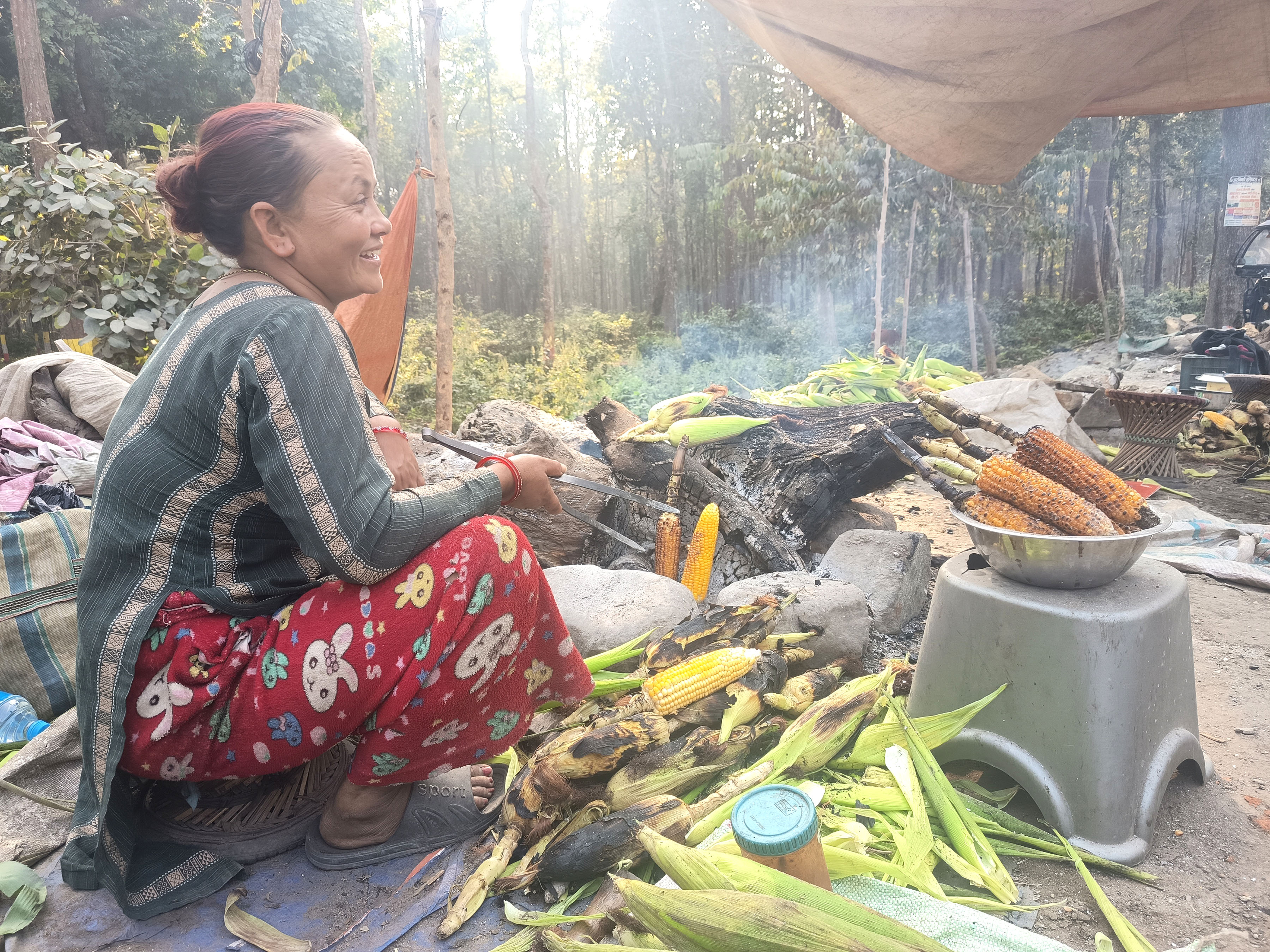 राजमार्गमा मकै बेचेरै गर्जो टार्दै भाउन्नेका स्थानीय