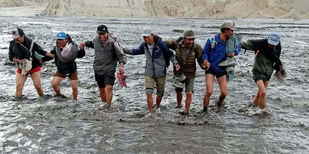 मुस्ताङको ‘ध्ये’ खोलामा पुल नहुँदा सास्ती