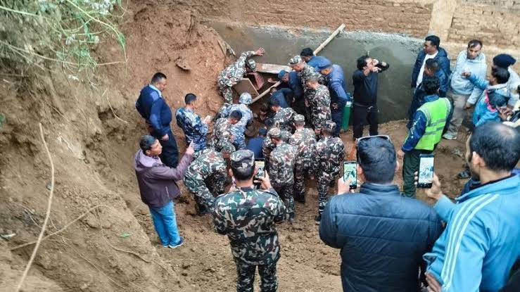 सडक खन्ने क्रममा पहिरो खस्दा  दुईको मृत्यु, एकजनाको उद्धार