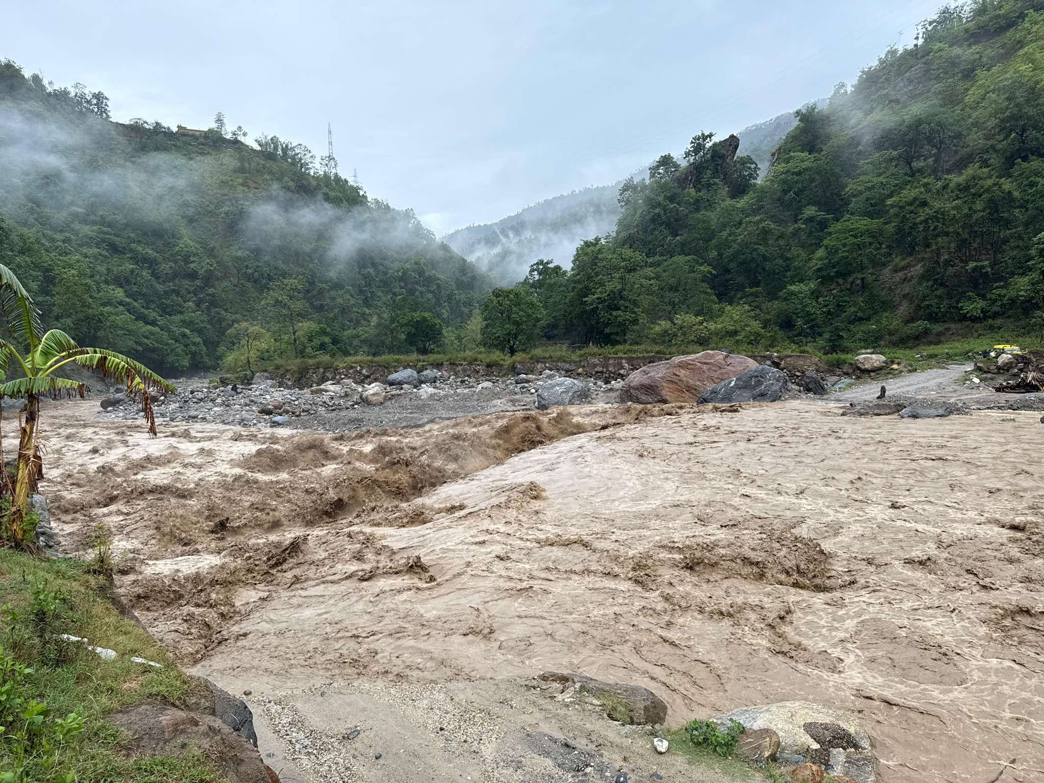 नावा खोलामा पानीको बहाव बढेपछि तमोर कोरिडोर अवरुद्ध