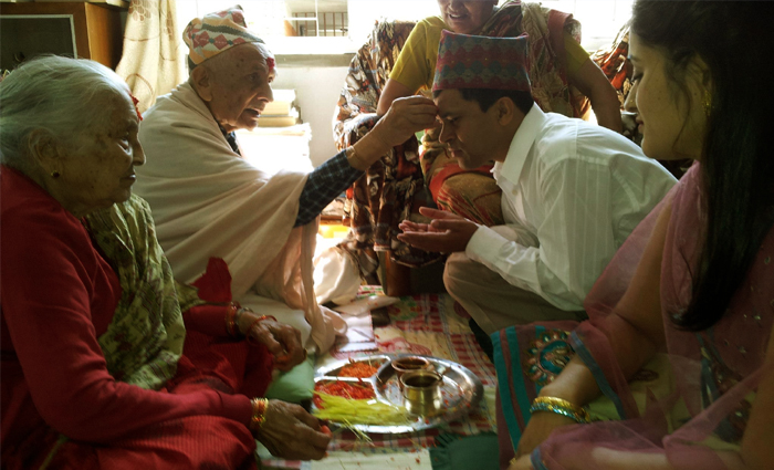 भक्तपुरका नेवार समुदायले  दशैमा किन लगाउँछन् कालो टीका