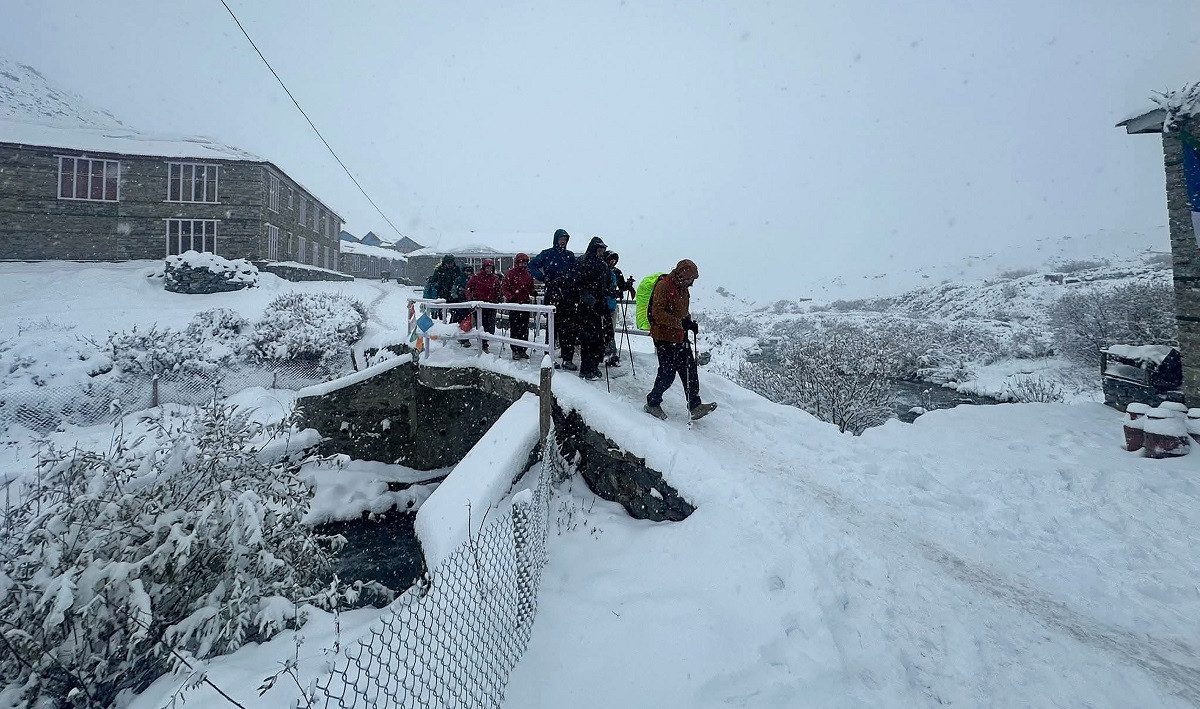 मुस्ताङमा भारी हिमपात, सवारी आवागमनमा समस्या