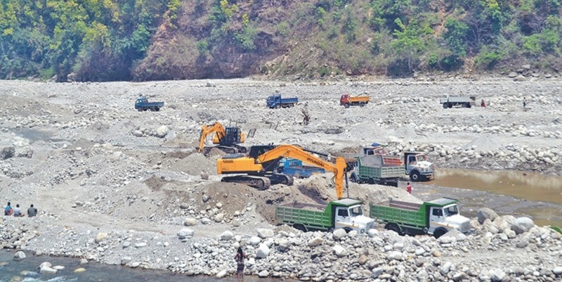कालीगण्डकीमा रोकिएन अवैध नदी उत्खनन