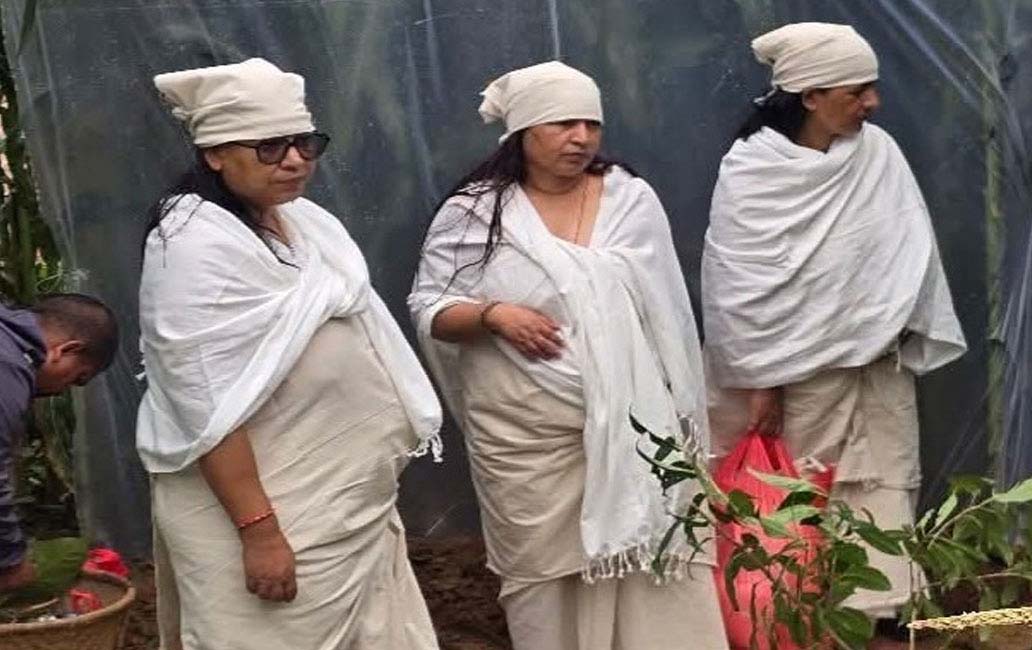 काभ्रेमा बाबुको काजकिरिया गर्दै छोरी