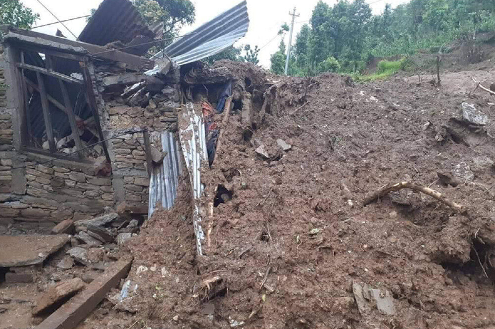 पर्वतमा पहिरोले छ घर पूर्ण रूपमा भत्किए, दश घर उच्च जोखिममा