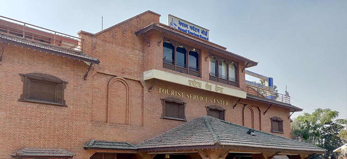 हिमाल आरोहीको सुरक्षाका लागि बोर्डद्वारा उद्धार सामग्री हस्तान्तरण