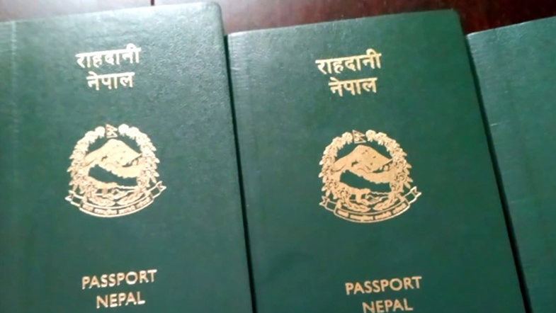 म्याग्दीमा सेवाग्राहीको घरमै पुगेर राहदानी वितरण गरिदै