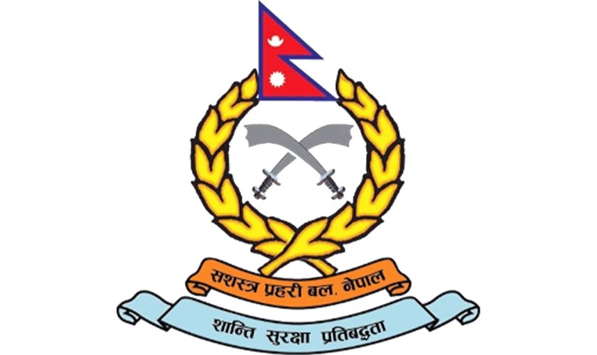 हिउँले ढाकिएको छाङरूमा पहरा गर्दै सशस्त्र