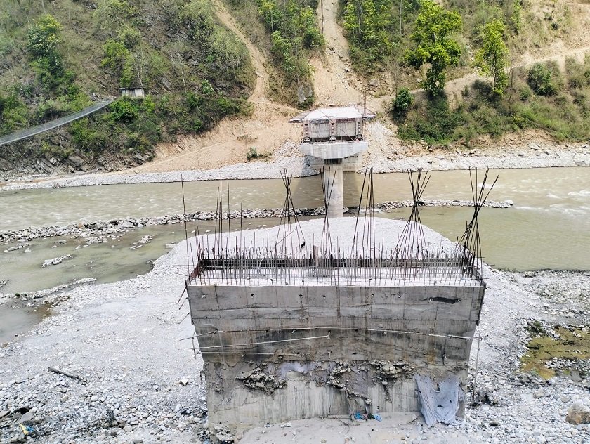 दाङको तुइसोताले खोला तर्नुपर्दा स्थानीयलाई सास्ती, नौ स्थानमा पुलको अभाव