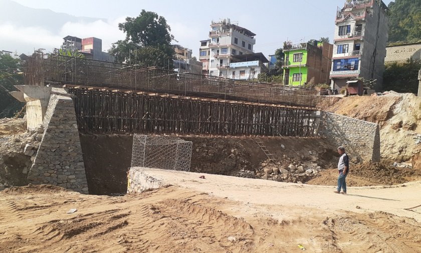 तीन वर्षअघि निर्माण सम्पन्न गरिसक्नुपर्ने पुलको ३७ प्रतिशतमात्र काम पूरा
