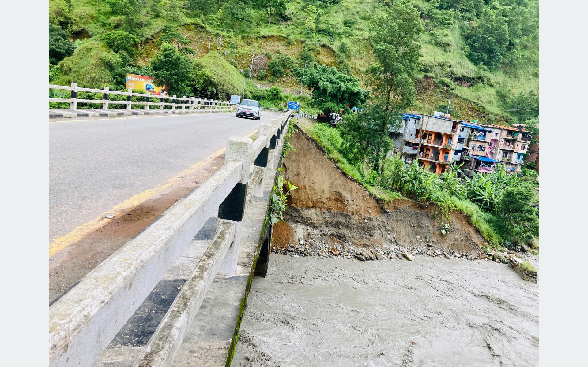 कालीगण्डकीको कटानले जोखिममा पुल