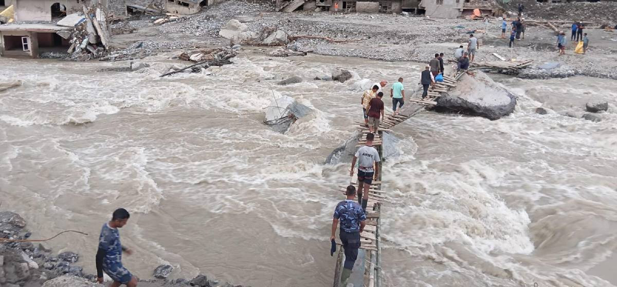 बाढीले सडक र पुल बगाएपछि स्थानीय जनश्रमदानबाट काठेपुल निर्माण गरिँदै
