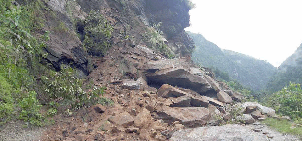 पहिरोले जयपृथ्वी राजमार्ग अवरुद्ध