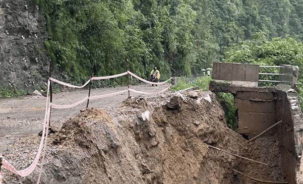 पृथ्वीराजमार्गको आँबुखैरेनीमा सडक भासियो