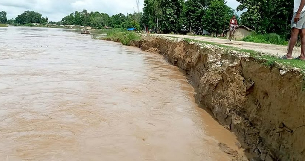 रातो नदीले तटबन्ध भत्काउँदा १५ करोड क्षति