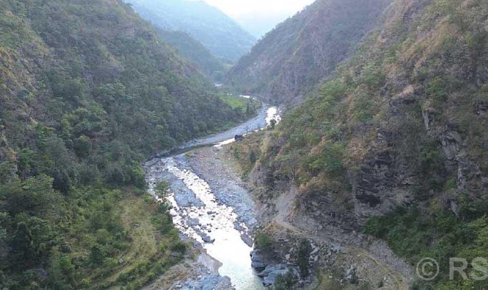 खोटाङलाई तराईसँग जोड्ने छोटो मार्ग : बाधक बनेको घर्तीभिरको चट्टान फुटाउन सुरु